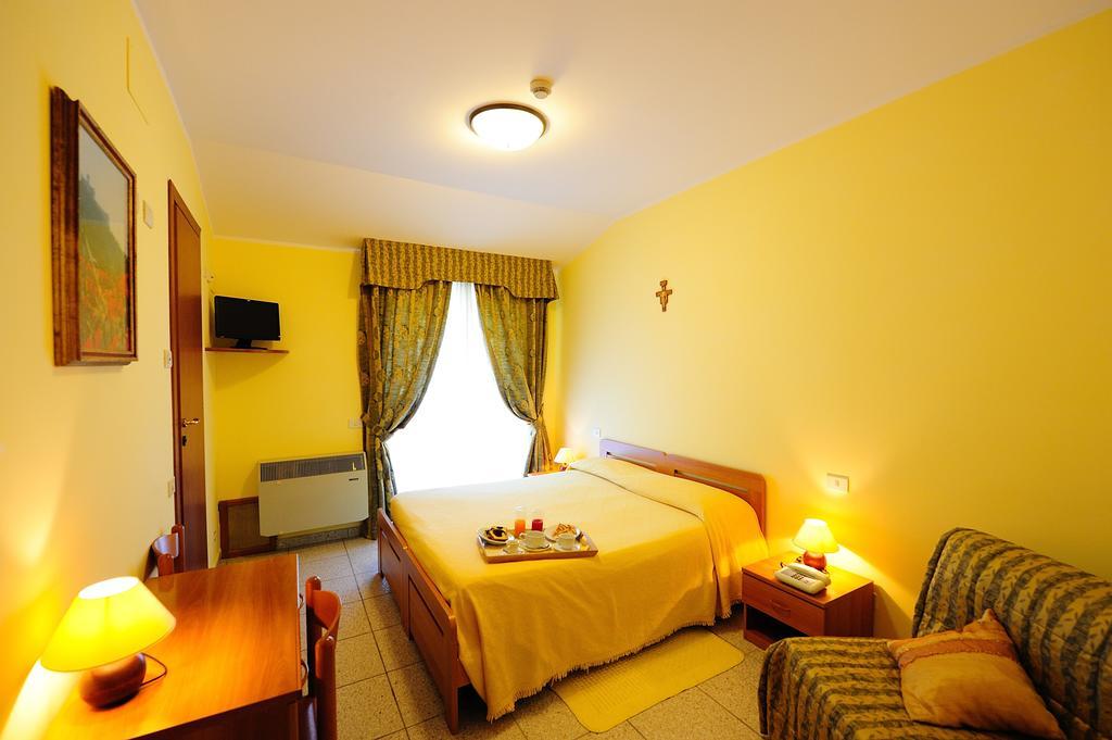 Hostal Colle Degli Olivi Snc Asís Exterior foto