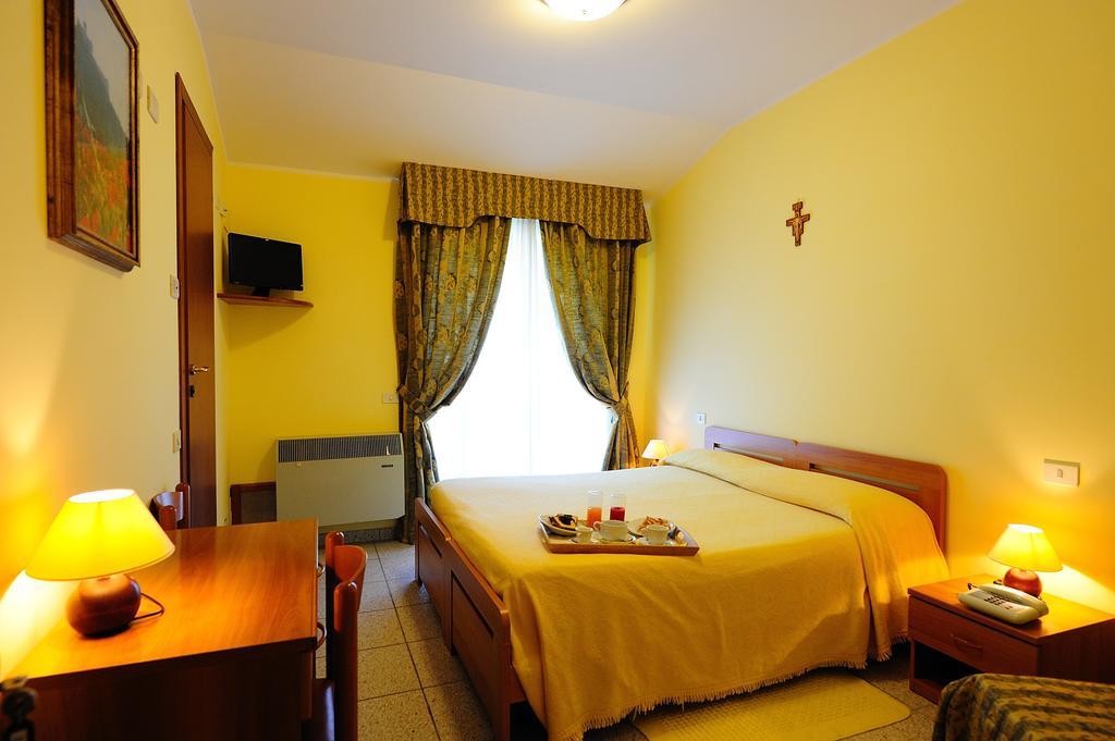 Hostal Colle Degli Olivi Snc Asís Exterior foto